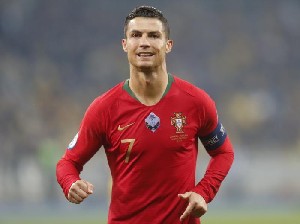 Ronaldo Hadiahkan Sepatu ke Timnas Putri Portugal U-17